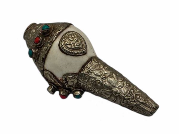 Conch Shell with Stone Setting – White and Silver Color